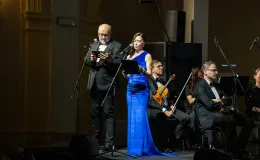 na zdjęciu osoby podczas przesłuchania utworów