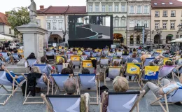 na zdjęciu osobo podczas plenerowego kina