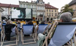 na zdjęciu osobo podczas plenerowego kina