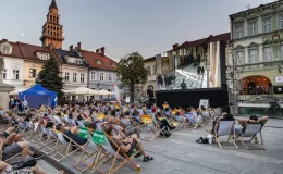 na zdjęciu osobo podczas plenerowego kina