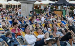 na zdjęciu osobo podczas plenerowego kina