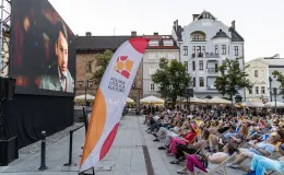 na zdjęciu osobo podczas plenerowego kina