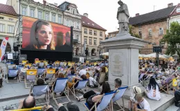 na zdjęciu osobo podczas plenerowego kina