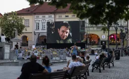 na zdjęciu osobo podczas plenerowego kina