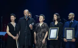 na zdjęciu osoby na scenie