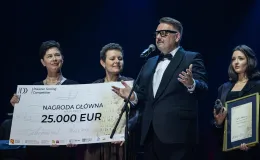 na zdjęciu osoby na scenie