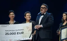 na zdjęciu osoby na scenie
