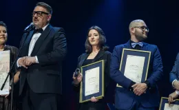na zdjęciu osoby na scenie