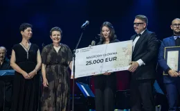 na zdjęciu osoby na scenie