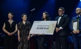 na zdjęciu osoby na scenie