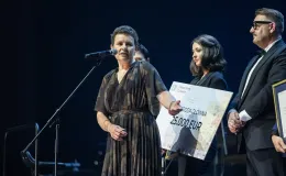 na zdjęciu osoby na scenie