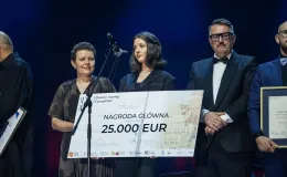 na zdjęciu osoby na scenie