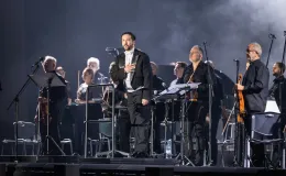 na zdjęciu osoby na scenie