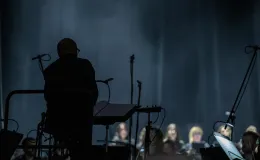 na zdjęciu osoby na scenie