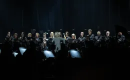 na zdjęciu osoby na scenie