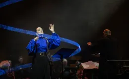 na zdjęciu osoby na scenie