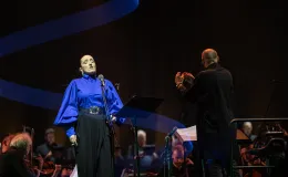 na zdjęciu osoby na scenie