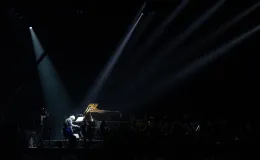 na zdjęciu osoby na scenie