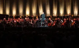 na zdjęciu osoby na scenie