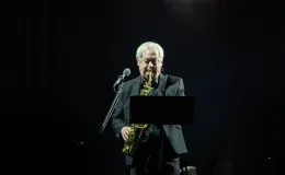na zdjęciu osoby na scenie