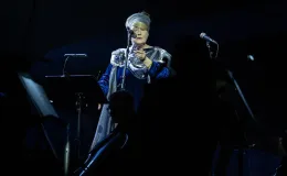 na zdjęciu osoby na scenie