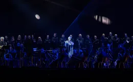 na zdjęciu osoby na scenie