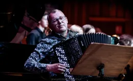 na zdjęciu muzycy na scenie