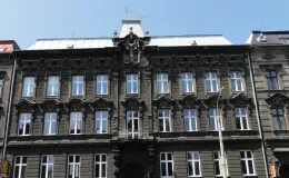 Kamienica przy 3 Maja 23 widok elewacji przed remontem.