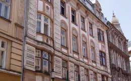 Kamienica przy 11 Listopada 4 widok elewacji przed remontem.
