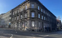 Kamienica przy ul. Słowackiego 21 widok na elewacje przed remontem. 