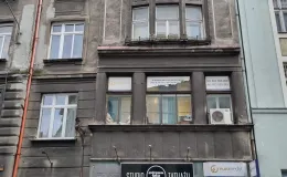 Kamienica przy ul. Wzgórze 22 elewacja przed remontem. 