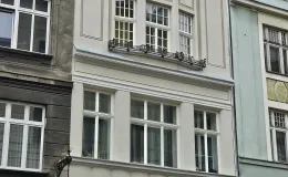 Kamienica przy ul. Wzgórze 22 widok elewacji po remoncie. 