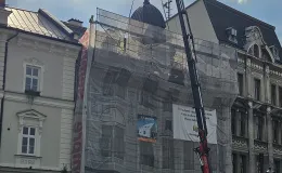 Kamienica przy 11 Listopada 36 montaż hełmu na dachu.