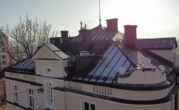 Dom przy ul. Krakowskiej 10 widok na dach po remoncie. 