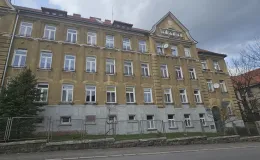Budynek przy ul. A. Osuchowskiego 2 widok elewacji przed remontem.
