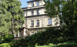 Dom przy ul. Krakowskiej 10 widok na elewacje tylną przed remontem. 