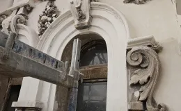 Kamienica przy 3 Maja 23 widok detalu elewacji w trakcie czyszczenia i uzupełniania. 