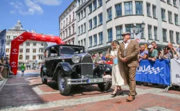 na zdjęciu osoby i samochody podczas konkursu elegancji