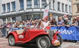 na zdjęciu osoby i samochody podczas konkursu elegancji