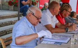 na zdjęciu osoby i samochody podczas konkursu elegancji