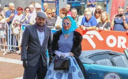 na zdjęciu osoby i samochody podczas konkursu elegancji