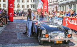 na zdjęciu osoby i samochody podczas konkursu elegancji