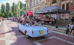 na zdjęciu osoby i samochody podczas konkursu elegancji