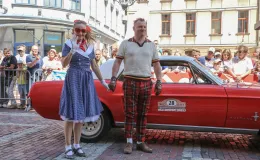 na zdjęciu osoby i samochody podczas konkursu elegancji