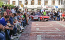 na zdjęciu osoby i samochody podczas konkursu elegancji