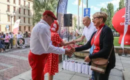 na zdjęciu osoby i samochody podczas konkursu elegancji