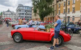 na zdjęciu osoby i samochody podczas konkursu elegancji