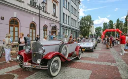 na zdjęciu osoby i samochody podczas konkursu elegancji