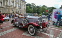 na zdjęciu osoby i samochody podczas konkursu elegancji