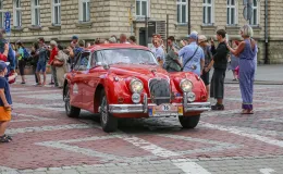 na zdjęciu osoby i samochody podczas konkursu elegancji